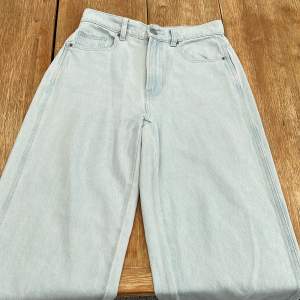 Jeans köpta i USA🇺🇸🇺🇸 Jeansen är raka i modellen och använda två gånger! Finns en fläck bak på jeansen.