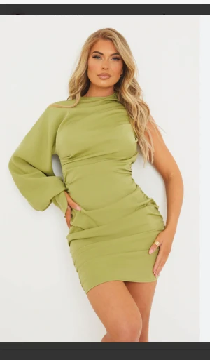 Prettylittlething Sage green dress - Så fin helt oanvänd klänning från PLT.💚 Jag beställde två storlekar, den andra satt bättre och jag hann ej retunera denna i tid. Helt oanvänd, prislappen är kvar 💚