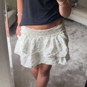 Lågmidjad Kjol - Super söt lågmidjad kjol, från zara men finns inte längre. Endast använd ett fåtal gånger❤️