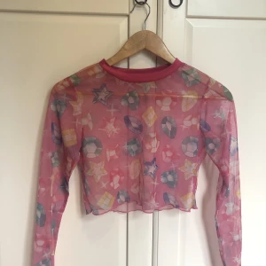 90’s pink mesh-topp  - Säljer denna jättesöta topp i mesh! Mönstret liknar diamanter i olika färger och former. Köpte den för ett år sedan av en ”small business” men tyvärr är den för liten för mig :(