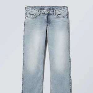 Weekday Arrow Low Straight Jeans - Storlek 24/30 i färgen Light Stonewash. Superfina washed blåa jeans, mer ”kall” blå färg. Sparsamt använda har inga synliga fel! köpta för 590kr