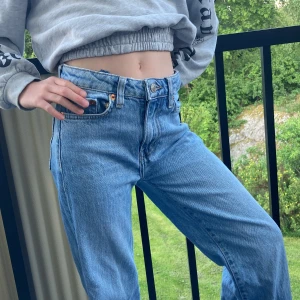 Jeans utsvängda vid smalbenet. - Jeans ett litet hål i skrevet 💖lätt att sy igen😃använda:10 gånger lite drygt ♥️
