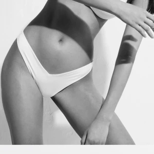 Calzedonia  - Helt ny vit calzedonia underdel, köpye den men ångrade mig senare och då gick det inte att lämna tillbaka. Alla lappar sitter kvar och den är helt oanvänd! Köpt för 189kr, säljer för 100.