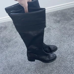 Höga stövlar  - Köpta här på plick, från märket ten Points. Använda men i fint skick, säljer då jag inte har fått användning av dem. 