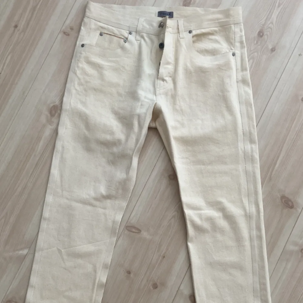 Säljer dessa jätte snygga Filippa K jeans då dem aldrig kommit till användning. Dem är lite noppriga, men det är endast pga de legat i en garderob och skräpat. Skriv för fler bilder Pris kan diskuteras!  . Jeans & Byxor.