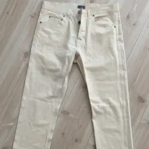 Säljer dessa jätte snygga Filippa K jeans då dem aldrig kommit till användning. Dem är lite noppriga, men det är endast pga de legat i en garderob och skräpat. Skriv för fler bilder Pris kan diskuteras!  