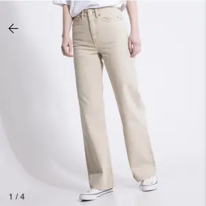 Beiga jeans från Lager 157 i modellen ”Boulevard”. Använda en gång. Storlek M.