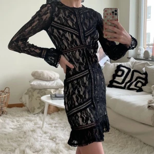 Spetsklänning - Så vacker spetsklänning i storlek xs