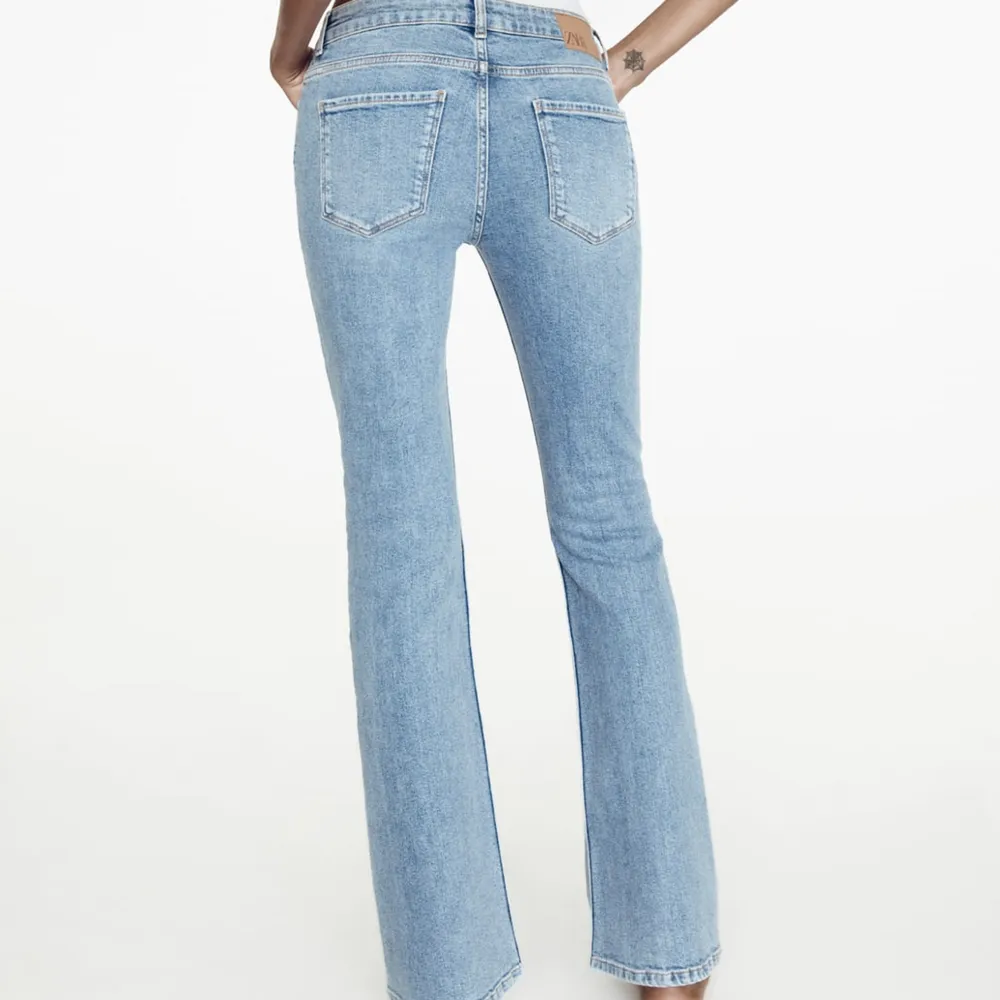 Lågmidjade flare jeans från Zara i storlek 36. Jeans & Byxor.