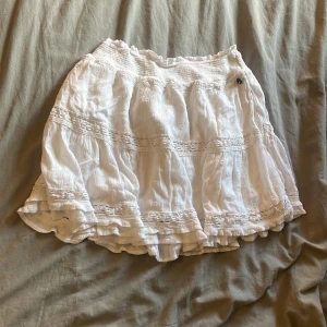 Vit kjol - Kjolen är från superdry, orginalpris 699kr köpt förra sommaren. Knappt använd. Pris kan diskuteras 