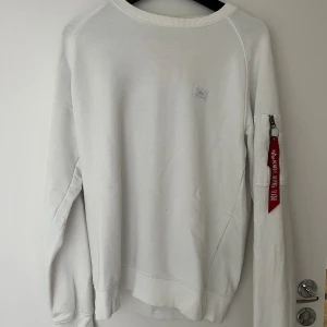 Alpha Industries sweatshirt  - Vit Alpha Industries sweatshirt i fint skick. Herrmodell i M