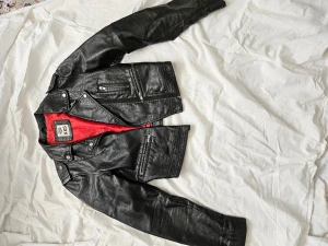 Crocker jacka  - Crocker jacka i konstläder. Ger en bra helhelskänsla men lite sliten vid kragen