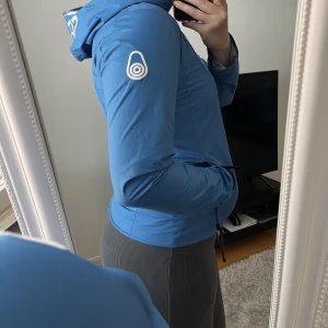 Regnjacka  - En regnjacka från Sail racing i damstorlek M