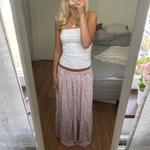 Långkjol - Säljer denna rosa Långkjol. Direktpris: 400kr. Har du någon fråga är det bara att höra av dig🫶🏻