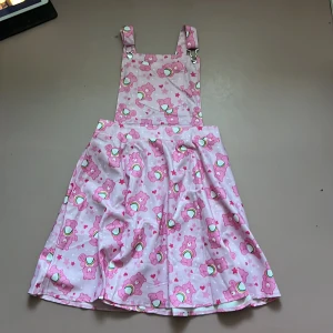 Rosa Care bear kjol med spänne - Helt ny köpt och bara använt en gång. Helt fläck fri och är ej sönder. Har fortfarande kvar lappen från när den köptes. Klicka på köp om du vill köpa, kontakta om du har frågor. 