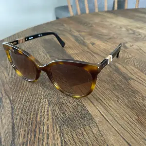 Ett par sparsamt använda solglasögon från Max Mara, inga repor eller skador på solglasögonen. Är osäker på exakt modell då jag fått dom i present, men nypris är ungefär 2000 kr. Fodral medföljer ej 