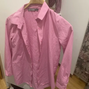 2 skjortor för 90 kr  - En vet och rosa hade rosa en gång beställde från trendyol men var för små för mig. Köpte för 200 kr och en vet från H&M pris kan diskuteras 