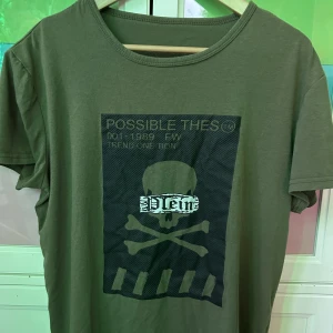 Cool t shirt  - Cool t shirt med tryck som sticker ut lite (se bild 2) det står ingen storlek men uppskattar till M/L