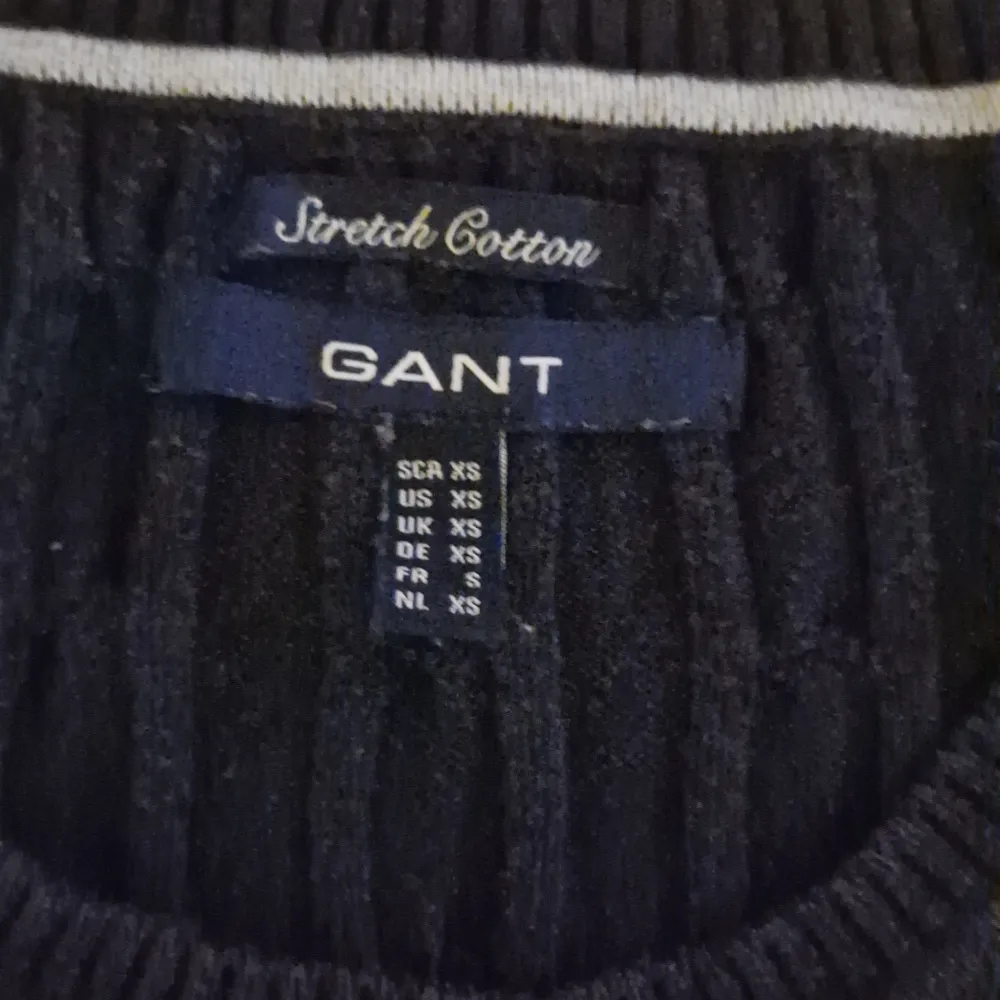 Marinblå kabelstickad tröja från Gant i stl XS.  Frakt tillkommer enl nedan. Stickat.