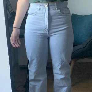 Jeans  - Ljusblåa jeans från Gina, använda några få gånger. Använder inte längre pga för små i midjan. 