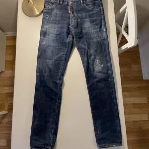 Säljer dessa äkta dsq jeans då jag tröttnat på dem. Nypris 5500kr, säljer dem för 1200kr men pris kan diskuteras. Extra knappar till jeansen ingår.