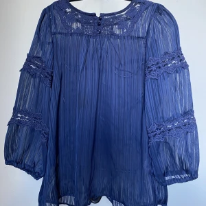 Blus - Jättefin blå blus från Vero Moda i XS, men skulle säga att den passar S också. Aldrig använd och säljs inte längre.