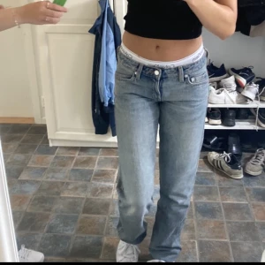 Weekday arrow Low  - Nästan helt oanvända arrow Low jeans från weekday.💕