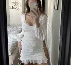 Vit klänning - Säljer denna jättefina klänning då jag bara använde den på min studentmottagning så kommer inte till användning längre. Inget fel på den alls och har dragkedja i bak. 💓🌸😇