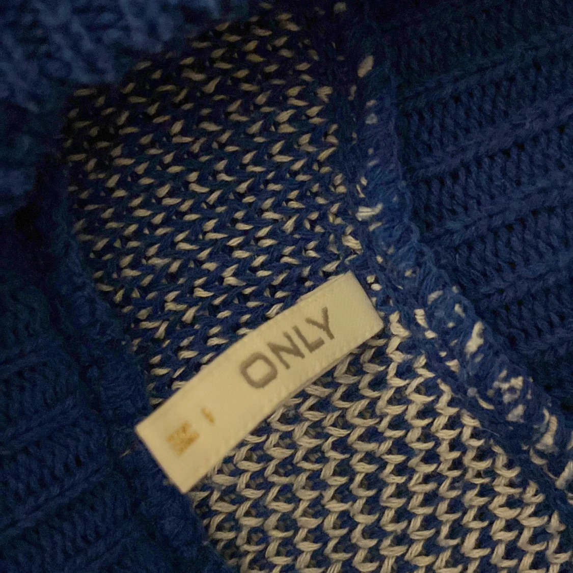 En fint mönstrat vit och blå stickad tröja! - 91