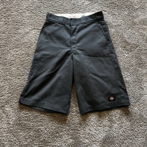 Loose fit dickies shorts - Dickies short loose fit. Använda men i bra skick. Perfekta att skejta i. 