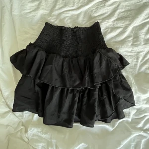 Svart volangkjol  - Volangkjol från neon noir, fint skick