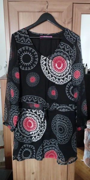 Klänning från märket Desigual stl 38 - Klänning från märket Desigual. Ärmar i transparant material och dragskoknytning i midjan. I gott skick. Stl 38