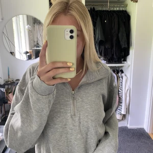 Sweatshirt - Grå sweatshirt från hm, använt få gånger. Priset är exkl frakt🤗