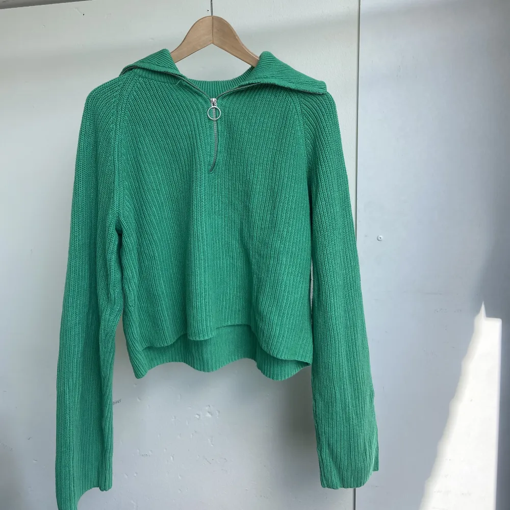 Grön stickad tröja med halv zip. Tröjor & Koftor.