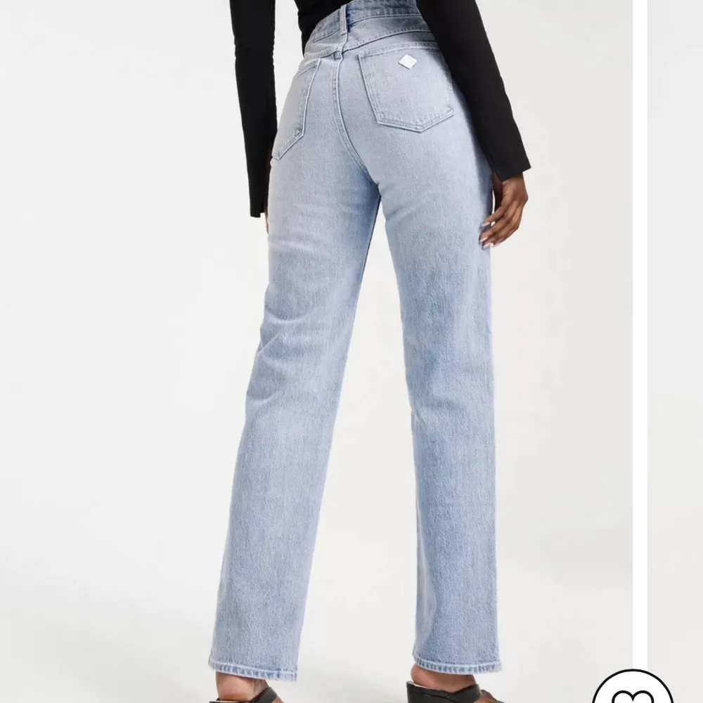 Jättesköna och snygga högmidjade jeans, använt fåtal gånger och kommer tyvärr inte till användning, köparen står för frakten 😇. Jeans & Byxor.