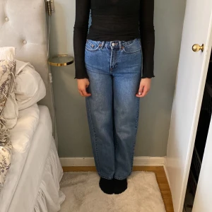 Jeans - Högmidjade jeans från lager157 i stl xs. Frakt ingår ej.