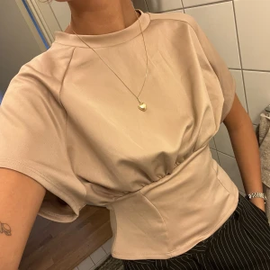 NA-KD 🤍 - Säjer denna snygga tröja från NA-KD 🤍