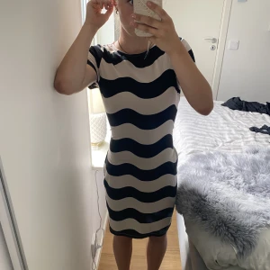 Randig klänning - En mellanlång klänning där man kan välja att knyta banden framtill eller baktill vilket gör klänning tightare i midjan. Använd få gånger. Nypris runt 900kr. Strl XS men skulle mer säg att den passar strl S. Pris går att diskuteras! 😊