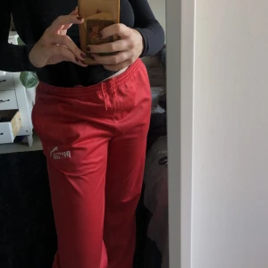 Puma trackpants - Coola & unika trackpants från Puma! Går att knyta i midjan så man kan justera storleken:)