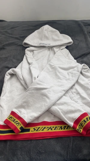 Supreme hoodie - Säljer min äkta Supreme hoodie, såklart äkta och bekväm! Skriv för intresse