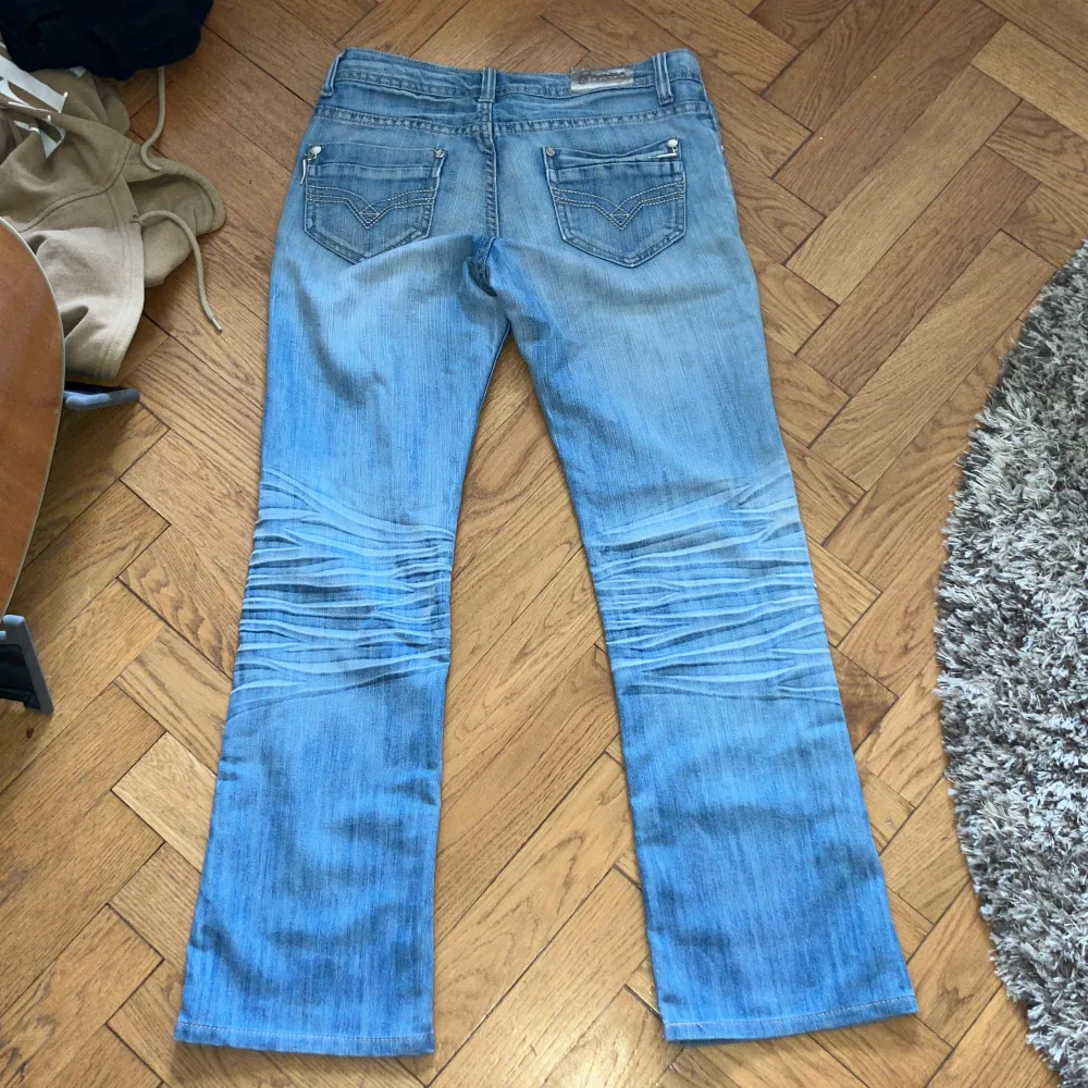 Ett par snygga jeans med massa coola detaljer som är för små för mig. Inga skador. Pruta på. Jeans & Byxor.