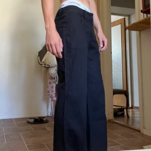 Vida byxor - Vida svarta byxor med slight bootcut. Passar W32 L31 / M ca. Riktigt skön passform och snygga bakfickor med knappstängning. Lite lågmidjade