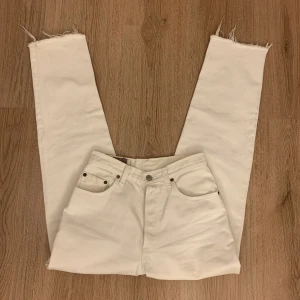 Levis jeans - Skitsnygga vita levis jeans!! Lite mindre fläckar nere vid slutet av byxan men inget märkbart!🫶🏼  Innerbenslängd-74