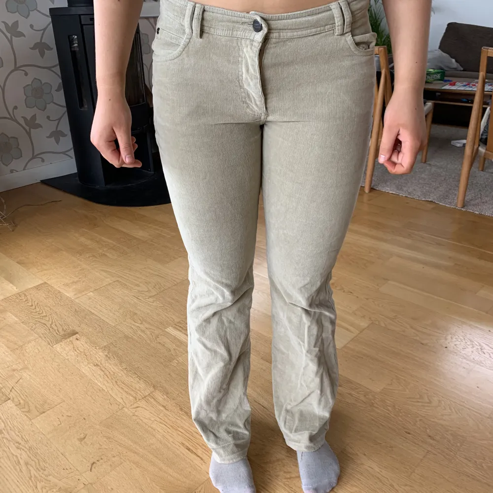 Säljer dessa coola vintage manchester byxor ifrån cecil!💓 Jag är 170 och har sytt ner dom så att dom är lite längre, är i bra skick!. Jeans & Byxor.
