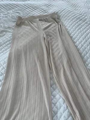 Beiga byxor - Fina , sköna lösa byxor i nyskick. 