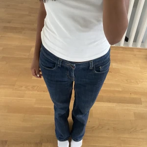 Jeans - Mörkblå jeans från Esprit. Endast använd några få gånger. Innebenslängd: 69cm