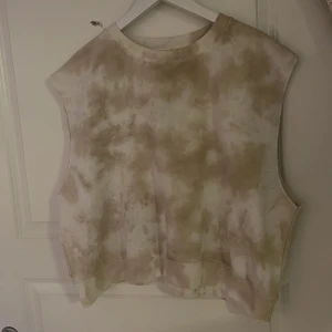 Vit/beige sweatshirt utan ärmar - Vit och beige melerad sweatshirt utan ärmar från lager157 i strl M/L, helt ny och oanvänd men ingen prislapp. Nypris 200kr