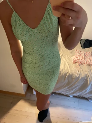 Klänning - Säljer denna supersöta sommarklänning köpt från SHEIN. Klänningen är i strl 36 och är väldigt sparsamt använd!💕