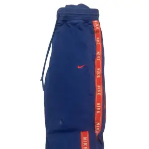 Nike mjukisbyxor i storlek XS. Finns en liten fläck med lim ovanför knät som inte går bort.