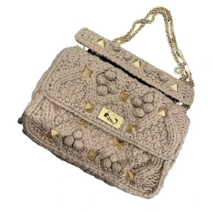 Valentino Garavani  - Säljer min fina Valentino Garavani väska. 🤎🤍 Materialet är knitted.  Den är beige och guldig.  Nypris:28,000kr  Den är i nyskick och har inga defekter. Tags och dustbag tillkommer!  Mitt pris: 9,000kr.  Pris kan diskuteras vid snabb affär!🤍 